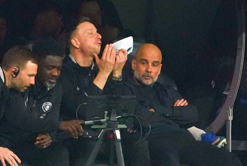Guardiola și staff-ul lui nu-și explicau ce s-a întâmplat în prima repriză. Foto: Imago Images