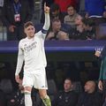 Valverde, eroul serii, felicitat de Arbeloa. În plan depărtat, Guardiola pare că nu-și explică ce i se întâmplă. Foto: Imago Images