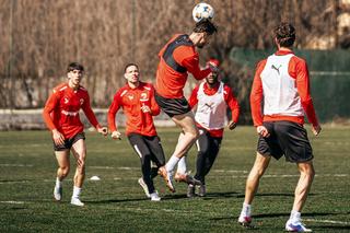 Dinamo l-a semnat chiar de ziua lui: „Mijlocaș central, puternic, număr 8”