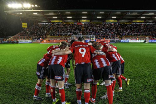 Suporterul Barcelonei a putut vedea live victoria lui Lincoln pe terenul lui Exeter :). Foto: Imago Images