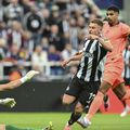 Harvey Barnes îl învinge pe Joan Garcia, deschizând scorul în Newcastle - Barcelona 1-1 / Foto: Imago