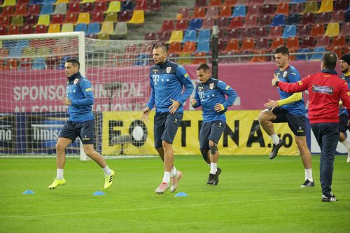 Vasile Mogoș (numărul 14) are un meci la echipa națională // FOTO: facebook.com/NationalaRomanieiOfficial/