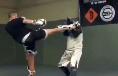 O vedetă a lui Real Madrid e as în Muay Thai » Cum se antrenează în carantină