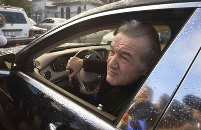 Gigi Becali, prins de polițiști afară fără adeverință: „Păi, ce-i aia să-mi semnez singur? Cum să îi spui lui Gigi Becali «Unde te duci?»”