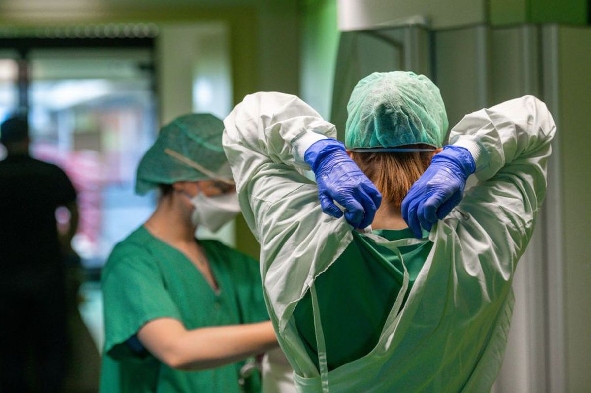 Primăria București continuă proiectul de testare a 10.000 de bucureșteni: cu două perechi de mănuşi pe zi, o asistentă ar trebui să ia sânge şi exudat de la zeci de oameni