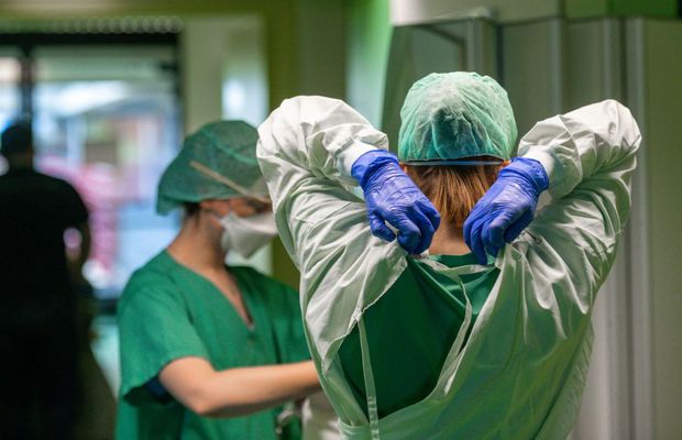 Primăria București continuă proiectul de testare a 10.000 de bucureșteni: cu două perechi de mănuşi pe zi, o asistentă ar trebui să ia sânge şi exudat de la zeci de oameni