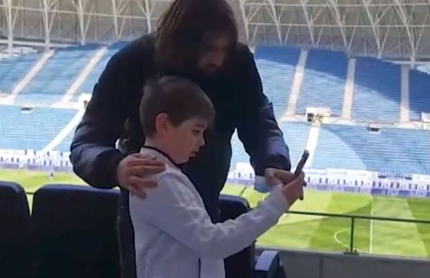 Dan Alexa, „trollat” de un copil în tribunele de pe „Oblemenco”: „Domnu' Reghecampf, faceți o poză și cu mine?”