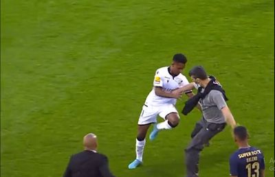 Incident teribil la meciul lui Porto » Un fan a intrat nestingherit pe teren și a atacat doi jucători