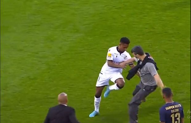 Incident teribil la meciul lui Porto » Un fan a intrat nestingherit pe teren și a atacat doi jucători