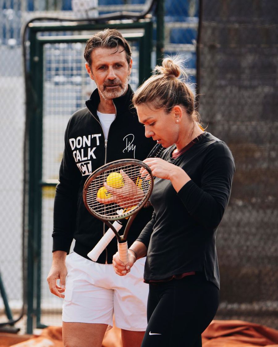 Simona Halep și Patrick Mouratoglu după unul dintre antrenamente Victor Hănescu despre antrenorul cu care lucrează Simona Halep: „Cu Mouratoglou nu poți spune: „Da, de ce?”
