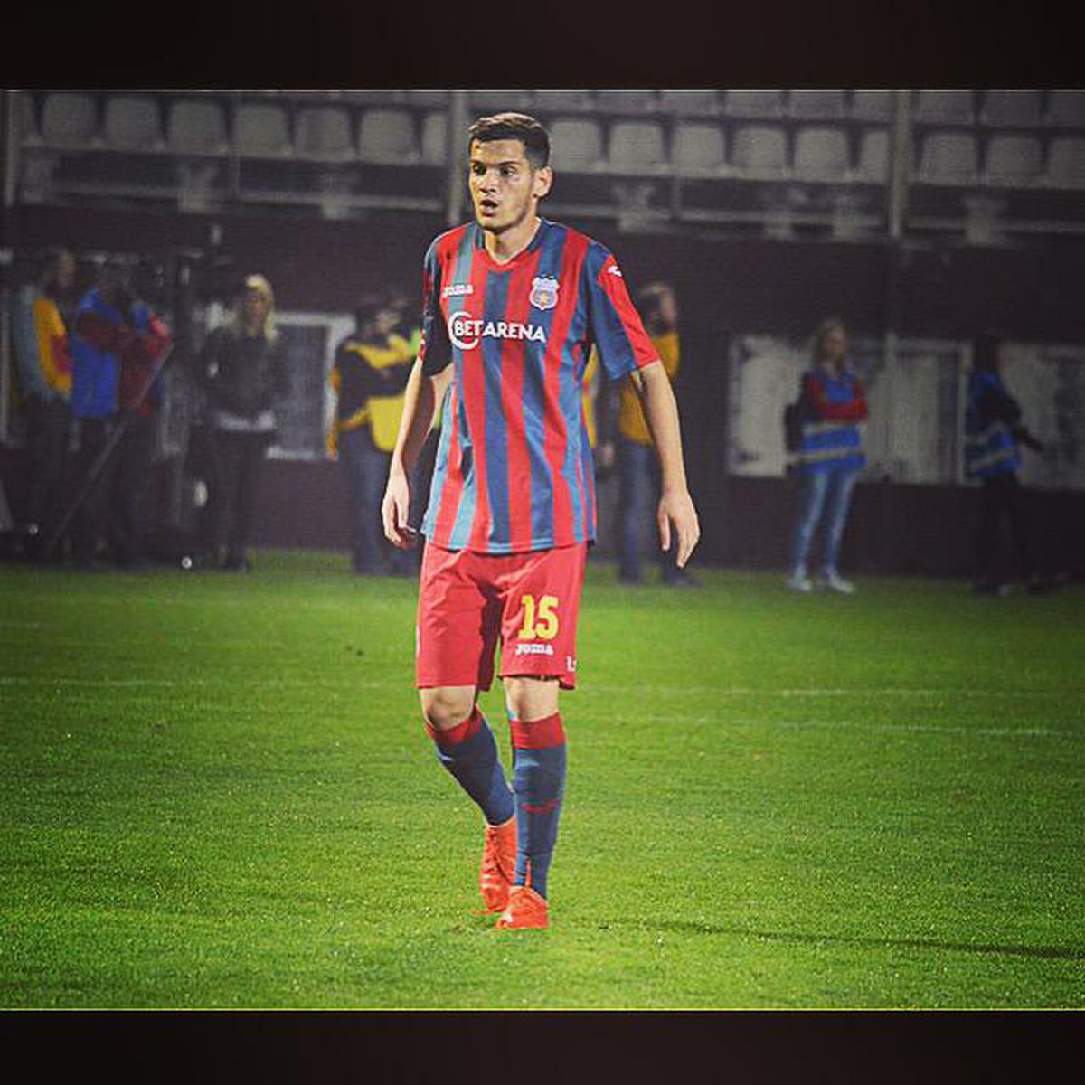 Două episoade uluitoare de la loturile naționale » Selecționerul a certat o „fantomă” + Medicul a luat la înjurături un junior