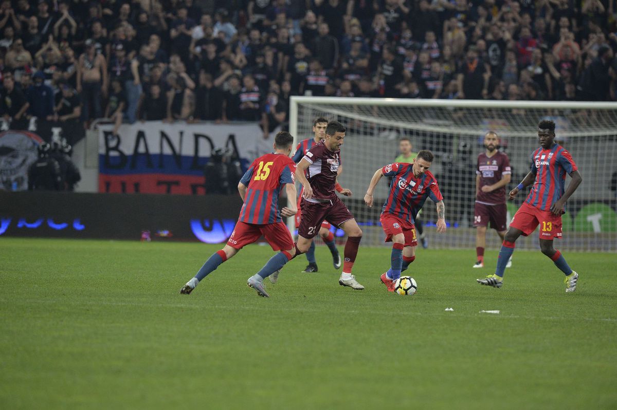 Două episoade uluitoare de la loturile naționale » Selecționerul a certat o „fantomă” + Medicul a luat la înjurături un junior