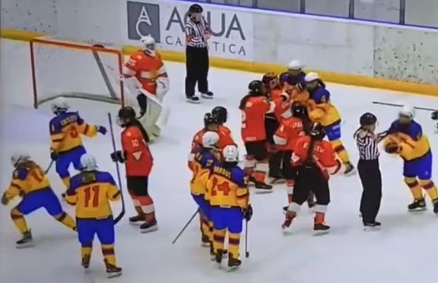 Bătaie generală cu crosele în timpul meciului de hochei feminin România - Bulgaria, din Campionatul Mondial » Sancțiuni-record dictate de arbitră