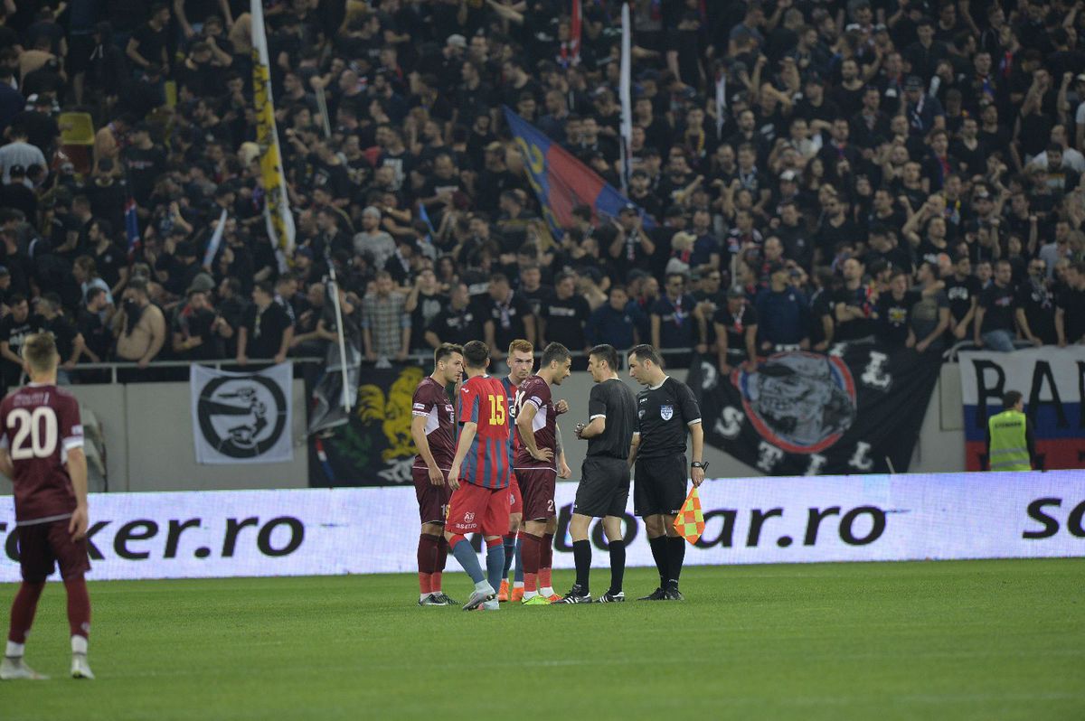 Două episoade uluitoare de la loturile naționale » Selecționerul a certat o „fantomă” + Medicul a luat la înjurături un junior