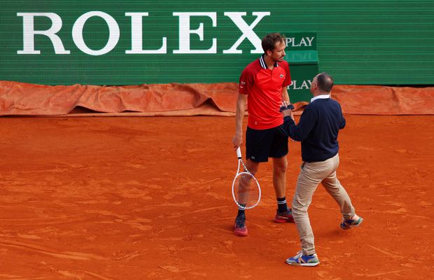 Daniil Medvedev a făcut scandal, după ce a fost eliminat de la Monte Carlo: „Deschide naibii ochii, fă ceva, este afară!”