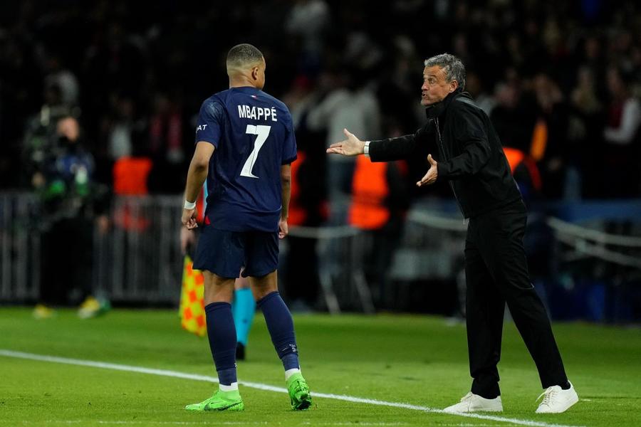 Luis Enrique, într-un dialog în contradictoriu cu Kylian Mbappe / Foto: Imago Henry l-a elogiat pe Luis Enrique: „Oamenii confundă aroganța cu încrederea” » Replica antrenorului lui PSG