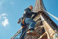 O alpinistă a doborât recordul mondial de căţărare pe frânghie prin escaladarea Turnului Eiffel: „Visul a devenit realitate”