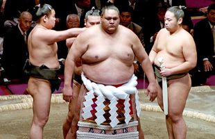 A murit Akebono, primul campion de sumo născut în afara Japoniei