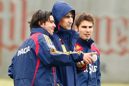 Victor Pițurcă (centru), alături de Cosmin Contra (stânga) și Adrian Mutu (dreapta)