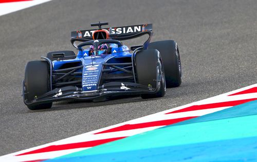 Alex Albon i-a blocat calea lui Luke Browning, care îl înlocuia pe Carlos Sainz, pe scurta dreaptă dintre virajele 12 și 13.