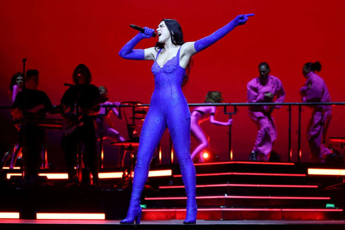 Cum au sărbătorit Anne Hathaway și Dua Lipa triumful lui Arsenal contra lui Real Madrid