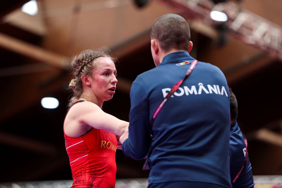 Andreea Beatrice Ana într-o pauză la Campionatele Europene 2025 FOTO: Imago Images Andreea Ana cedează aurul la Europenele de lupte după trei triumfuri consecutive » Argint pentru româncă la categoria 53 kg + bronz cucerit de Alexandra Anghel la 72 kg