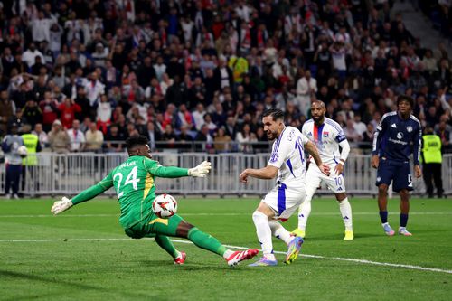 Cherki reia în plasă balonul respins în față de Andre Onana și face 2-2 în minutul 90+5! / Foto: GettyImages