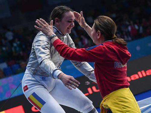 Amalia Covaliu, alături de mama și antrenoarea sa, Irina, după câștigarea titlului mondial la sabie  cadete Foto: FIE