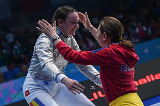 Amalia Covaliu, alături de mama și antrenoarea sa, Irina, după câștigarea titlului mondial la sabie  cadete Foto: FIE