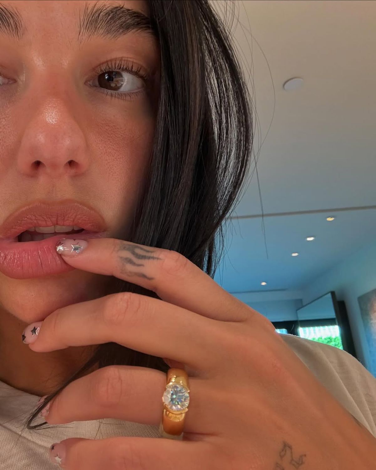 Cum au sărbătorit Anne Hathaway și Dua Lipa triumful lui Arsenal contra lui Real Madrid