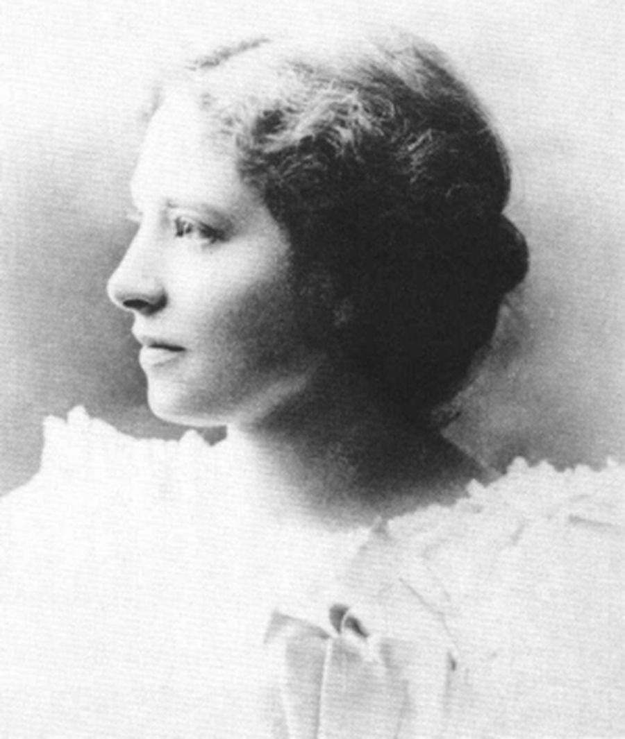 Senda Berenson, cca. 1888 „Mama” baschetului feminin: bolnăvicioasă în copilărie și pasionată de muzică și pictură