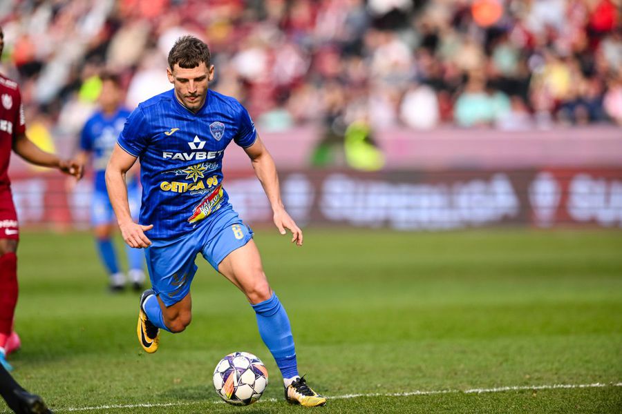 Dragoș Albu / foto: Imago Fotbalistul din Superliga pe care s-au bătut Rapid și Craiova a ales o altă echipă! Semnează pe un salariu de 20.000 de euro net lunar