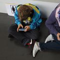 Doi copii din Germania se joacă pe telefoanele mobile, foto: Guliver/gettyimages