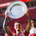 Dennis Man ridicând trofeul Eredivisie
