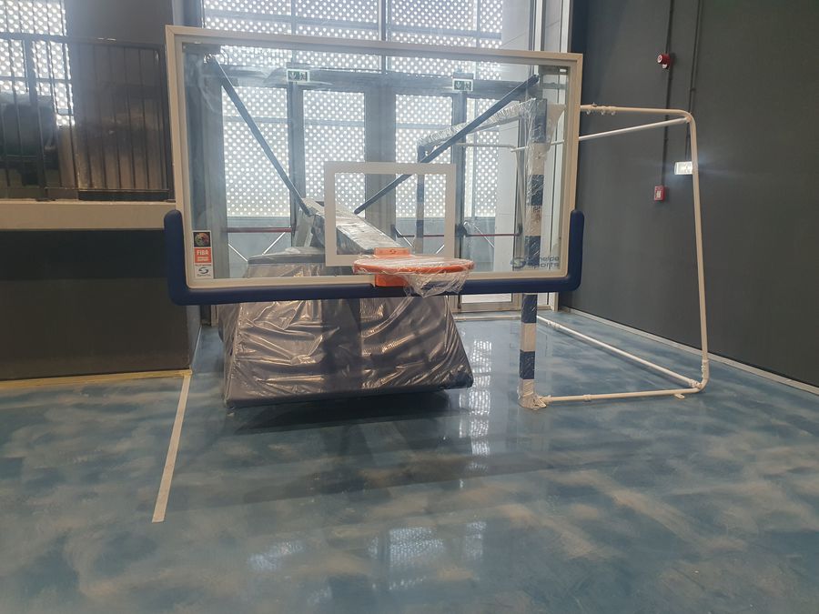 Porțile de handbal și panourile de baschet sunt deja pregătite pentru primele meciuri în Polivalenta din Suceava. Foto: Justin Gafiuc (GSP) Gazeta a intrat în cea mai spectaculoasă Polivalentă din Moldova: „O experiență stelară!” + Sala de 35 de milioane de euro e finalizată 99,9%