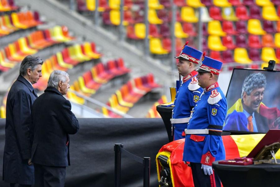 Însoțit de Ionuț Lupescu, Ion Pârcălab i-a adus un ultim omagiu lui Mircea Lucescu / FOTO: Cristi Preda (GSP) „Extraordinar, e mare lucru!” » Prima legendă a lui Dinamo care aplaudă decizia privind numele noului stadion: „Lucescu merită cu prisosință”