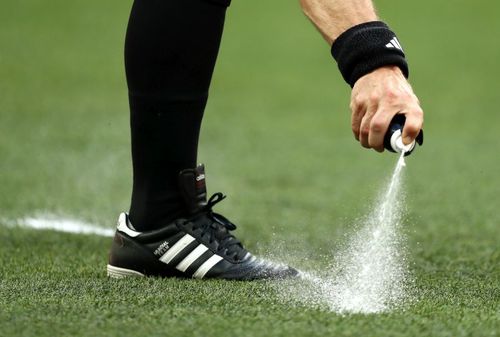 FIFA a distribuit sprayul sub alt nume, însă folosirea lui și la ultimul CM i-a îndârjit pe inventatorii brazilieni // Sursă foto: Getty