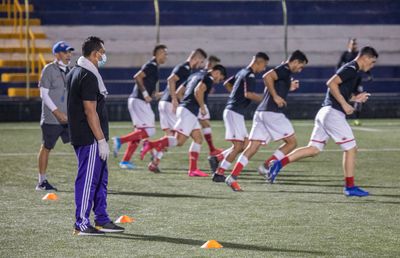 Ce se întâmplă cu fotbalul din România dacă un fotbalist e depistat pozitiv după reluarea competiției