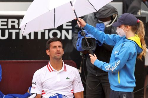 Novak Djokovic, ferit de ploaie la Roma // foto: Guliver/gettyimages