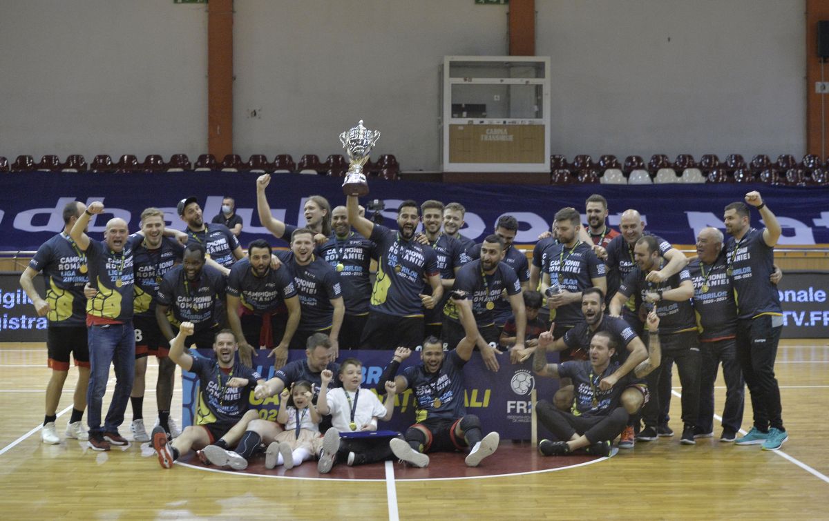 Campioni de rasă » Dinamoviștii au primit tricourile de campioni după un succes în fața marii rivale, Steaua, scor 27-24