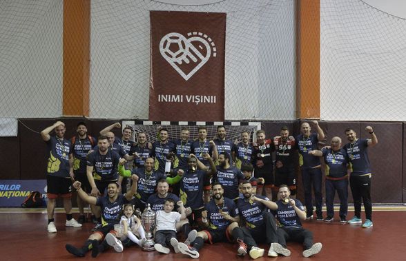 Campioni de rasă » Dinamoviștii au primit tricourile de campioni după un succes în fața marii rivale, Steaua, scor 27-24