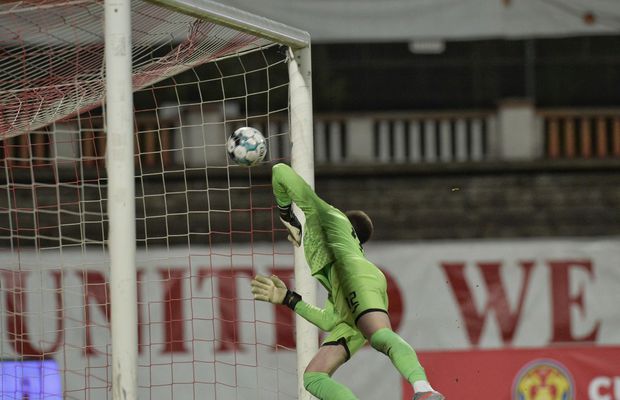 Așa a vrut să dea? Eurogol în Dinamo - Astra!