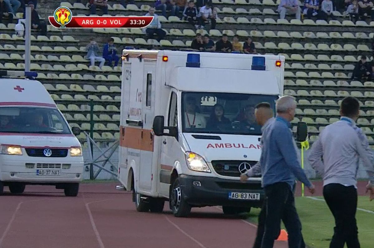 FC Argeș - FC Voluntari, ambulanțe pe gazon / FOTO: Captură @Orange