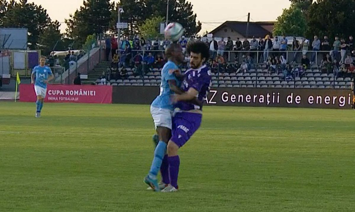 Panică la Pitești » Ambele ambulanțe au intrat pe gazon, după ciocnirea violentă dintre Miguel și Lopes