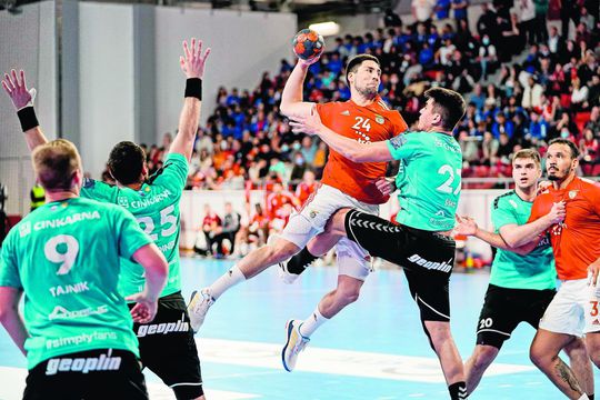 Lazar Kukic într-un meci al Benficăi împotriva celor de la RK Gorenje Velenje // FOTO Imago Images