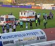 FC Argeș - FC Voluntari, ambulanțe pe gazon / FOTO: Captură @Orange