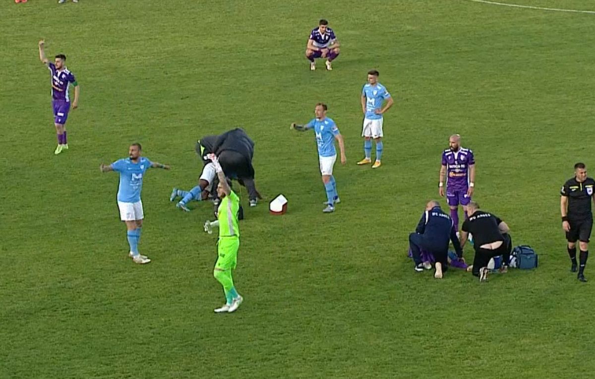 Panică la Pitești » Ambele ambulanțe au intrat pe gazon, după ciocnirea violentă dintre Miguel și Lopes