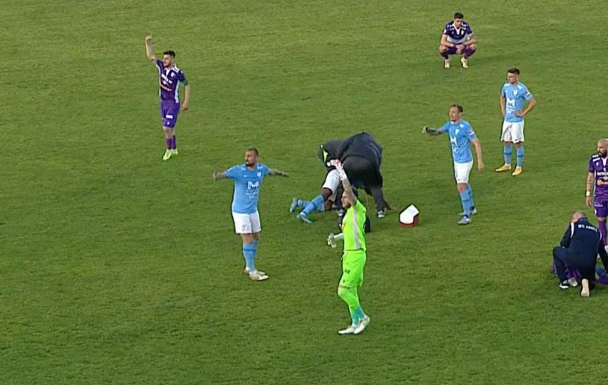 Panică la Pitești » Ambele ambulanțe au intrat pe gazon, după ciocnirea violentă dintre Miguel și Lopes