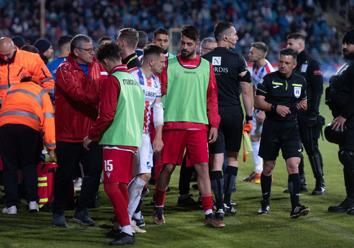 Incidente la Oțelul - Dinamo: ultrași puși la pământ de jandarmi » Imaginile ratate de camerele TV