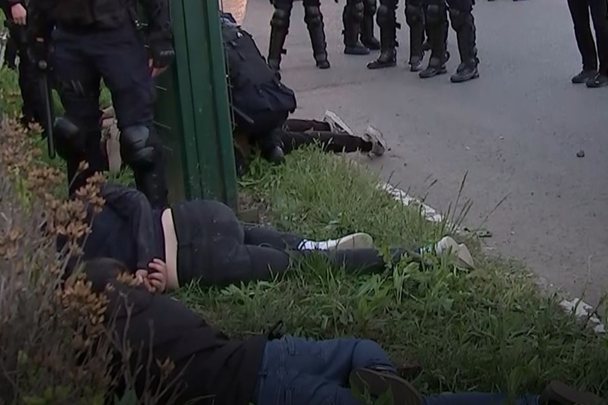 Incidente la Oțelul - Dinamo: ultrași puși la pământ de jandarmi » Imaginile ratate de camerele TV